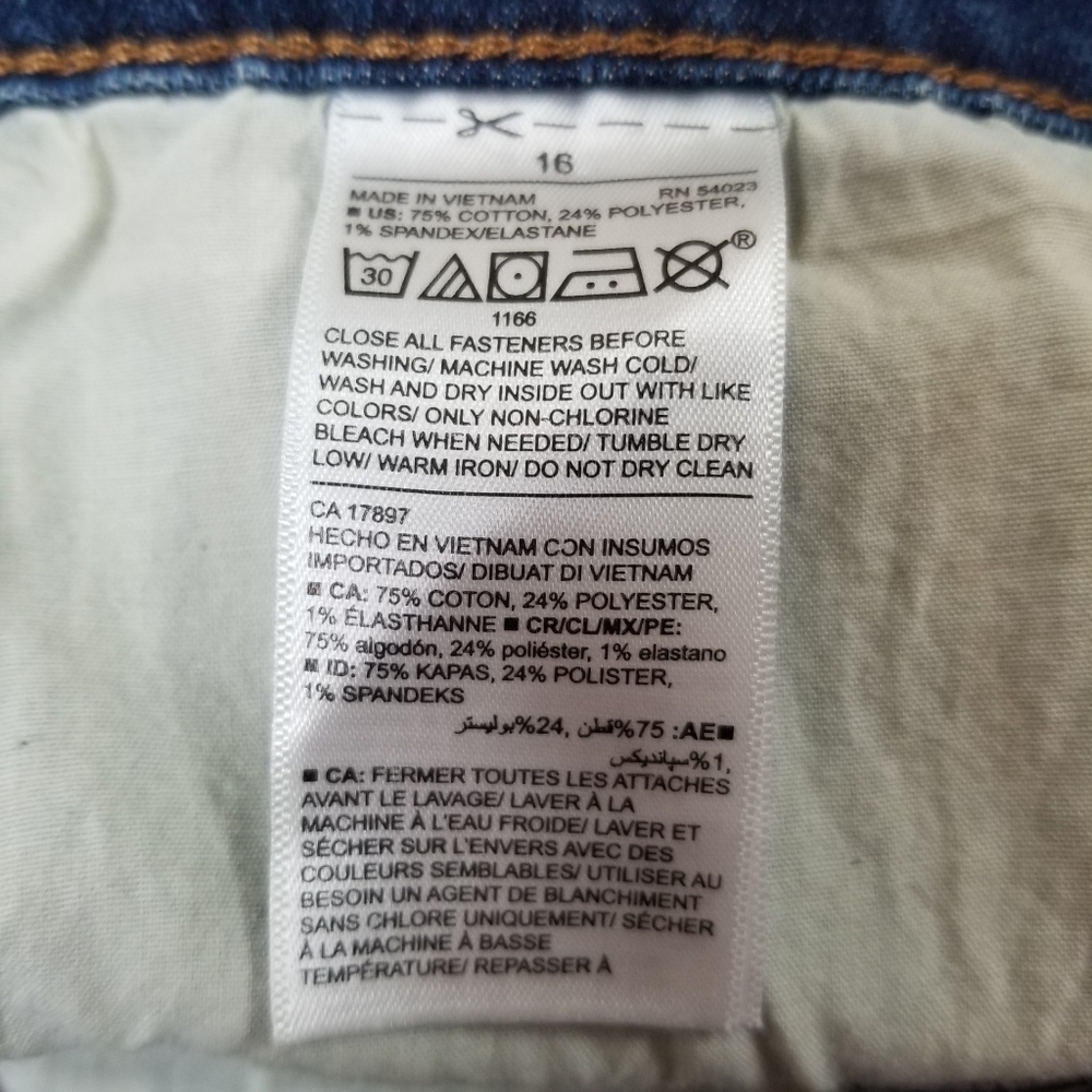 Old Navy Boyfriend Mid Rise Denim Shorts Button Fly Size 16 - Picture 5 of 6